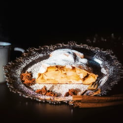 Apfelstrudel auf Silberteller