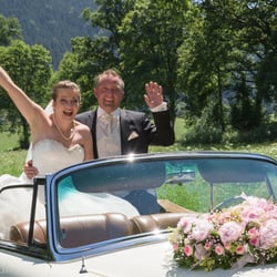 Brautpaar im offenen Oldtimer
