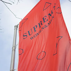 The Supreme Group Fahne