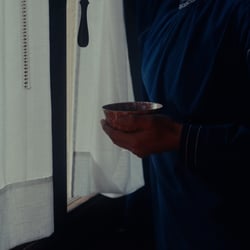 Teetrinken am Fenster – Grüner Tee in der Schale – Ritual am Morgen