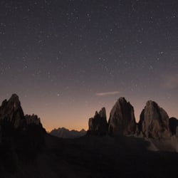 Meteor über den Dolomiten im Licht des aufgehenden Mondes