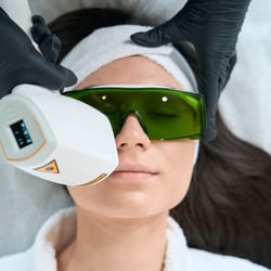 Ärzte in Adliswil informieren: Moderne Hautverschönerung mit Laser-Technologie