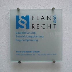 Firmenschilder für die Plan und Recht GmbH