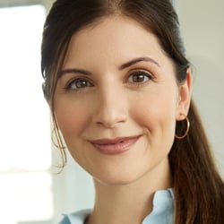 Authentische Business-Lifestyle-Aufnahme mit Tablet für Modelportfolios, Personal Branding und moderne Unternehmenskommunikatio