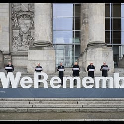 Stephan Harbarth, Olaf Scholz, Mickey Levy, Bärbel Bas, Frank-Walter Steinmeier und Bodo Ramelow am #WeRemember-Schriftzug