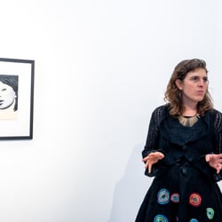 Stefanie Scheurell und eines Ihrer Werk auf der Vernissage in der Galerie Lachenmann in Frankfurt
