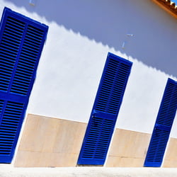 Blaue Türen