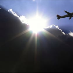 mit Flugzeug