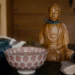 Tee, Räucherwerk und der Buddha – Begleiter bei jedem Training