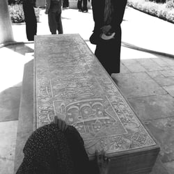 Die Frau beim Grab von Hafez