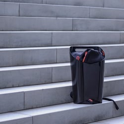 Abgestellt auf der Treppe – KUORI Rucksack