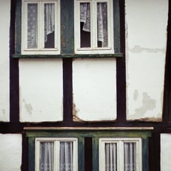 Schiefe Fenster