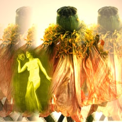Frau mit gelber Blume