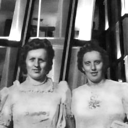 Fotomontage meiner Oma und ihrer Freundin vor den tanzenden Türmen