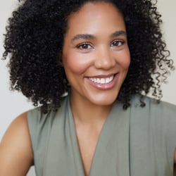 Natürliches Commercial-Headshot mit authentischer Ausstrahlung für internationale Werbekampagnen und Modelportfolios