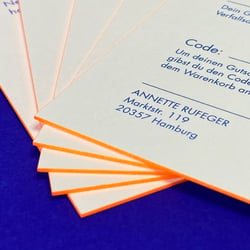 Mit orange leuchtender Farbschnittkante veredelt
