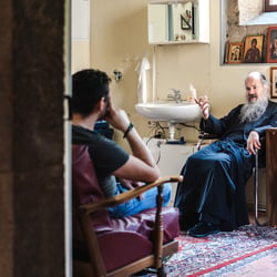 Orthodoxer Priester in der Sakristei