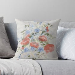 Zarte Mohnblüten mit Kornblumen und Kamille auf Dekokissen