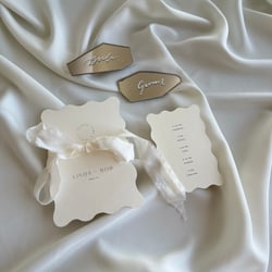Wellenförmige Hochzeitseinladung mit Seidenschleife