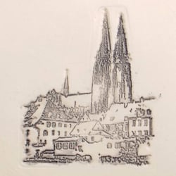 Der Dom als Prägung auf einer Porzellanplatte ©