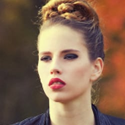 Alexandra Maxi Dudzinski in „Autumn Leaves“