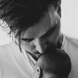 Papa mit Baby in schwarz weiß
