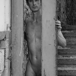 Fine-Art-Akt im urbanen Lost Place