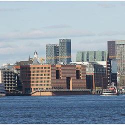 Blick in den Hafen mit der AIDA am Altonaer Überseeterminal