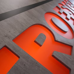 Ausgearbeitete Logos an den spitzen Seiten der Standtürme
