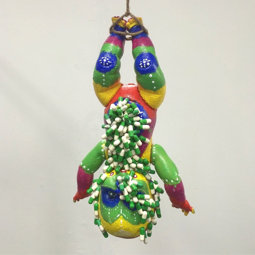 Skulptur aus gesammelten Müll