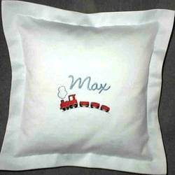 1 Kissen 30cm x 30cm mit Stehsaum, Baumwollsatin weiß, bestickt mit Max und Eisenbahn