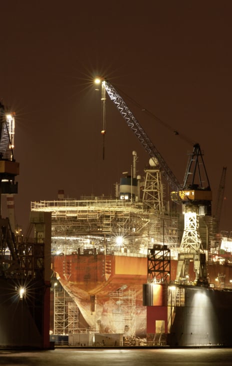Werft bei Nacht