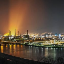 Stahlstadt bei Nacht