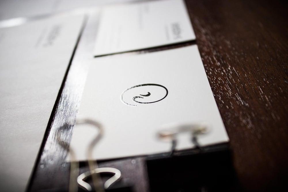Visitenkarte und Logo mit partiellem UV-Lack