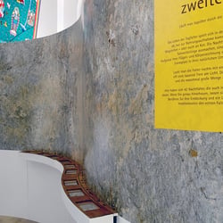 Ausstellungsdetail „Schmetterlingsdiversität/Tarnung“ Modul mit interaktiver Suchtextur zum Finden getarnter Schmetterlinge.