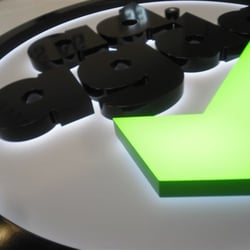 LED Leuchtschild auf satiniertem Plexi Glas.