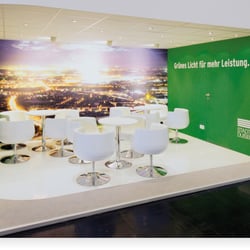 Der Loungebereich mit illuminiertem Duisburger Panorama.