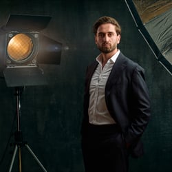 Business Porträt Mann mit Studioscheinwerfer