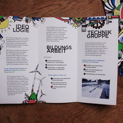 Flyerbroschüre für den Verein Crossing Borders Stuttgart