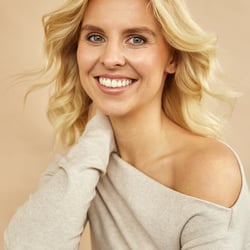 Professionelles Commercial-Modelportrait für Sedcards und Agenturbewerbungen mit natürlicher Mimik und modernem Look