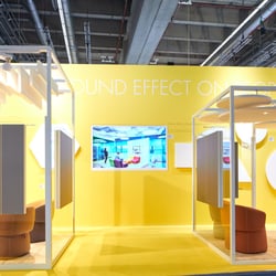 Das klare Design schafft es, den Fokus auf die Präsentation der Akustiklösungen zu legen.