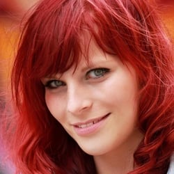 Graffiti Portrait – Model mit fliesendem Übergang zum weichen Hintergrund