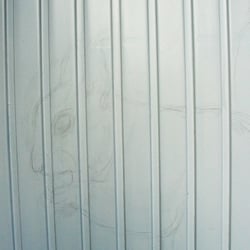 Acryl auf Garagentor.
