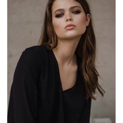 Fotografie: Jana Jukebal Model: Lara-Joy Gerstler MUA: Kristina Velko Styling: Charlotte Gottfried