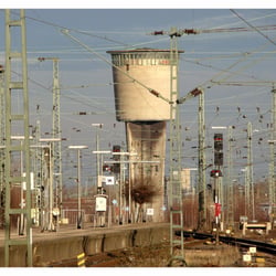 Altona-Wasserturm und Oberleitungen