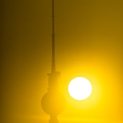 Die Abendsonne neben dem Fernsehturm in Berlin, 2020.