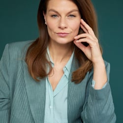 Modernes Businessportrait mit natürlicher Körpersprache für Modelportfolios, Personal Branding und Unternehmensauftritte.