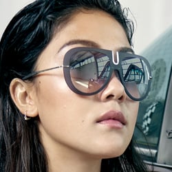 Muriel Dang an einem Porsche 911 Targa