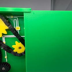 Mit gedruckter Kette welche mit einem Getriebemotor angetrieben wird.