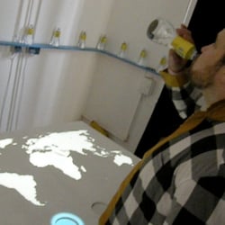 Durch Trinken aus der Flasche ändert sich der Wasserpegel und damit die angezeigte Informationsgrafik
